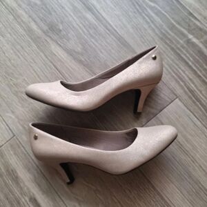 Woman's Life Stride Classic Beige Heels Size 9